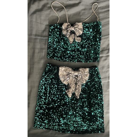 love on a hanger Dresses & Skirts - Love On A Hanger Women’s Green Sequin Bow Christmas 2 Piece Outfit Size Med NWOT
